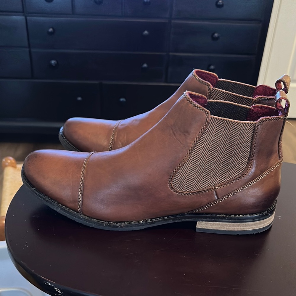 Brown Chukka Boots with Smooth Leather and Rounded Toe. Mens USA 11.5